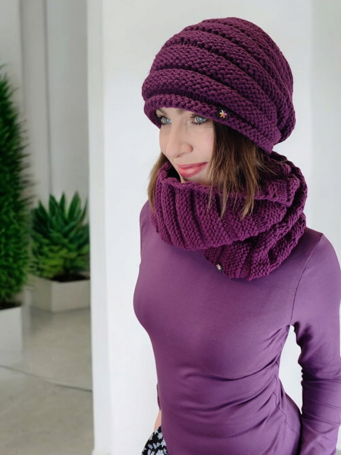 Ručně pletený nákrčník a čepice z české výroby